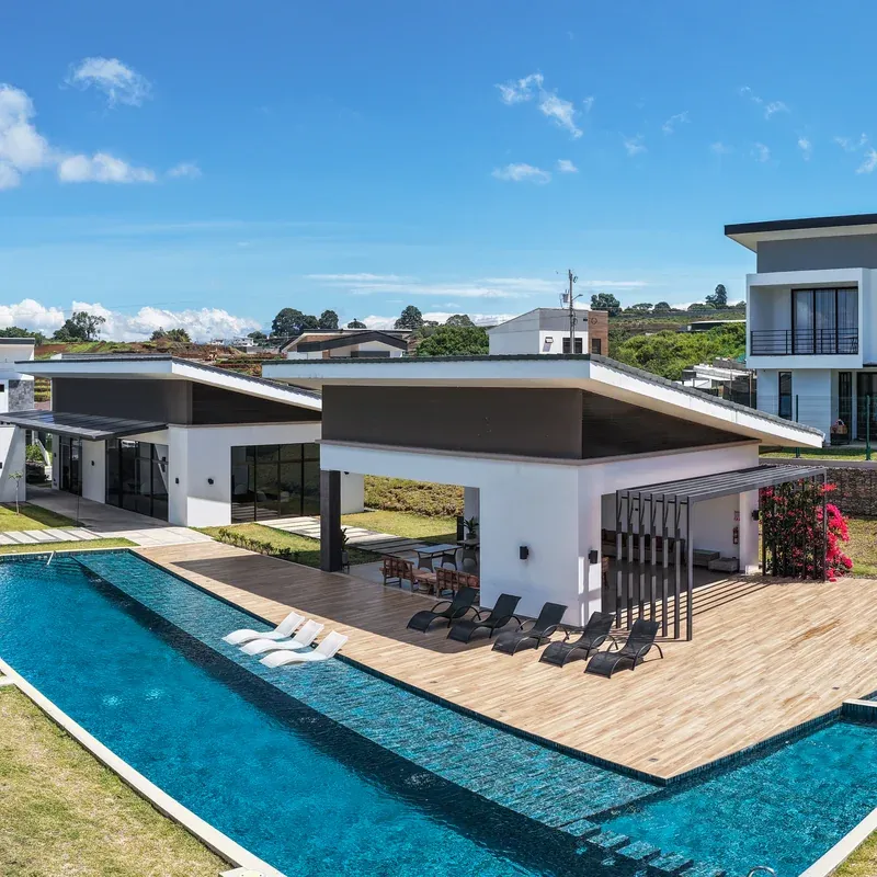 Amenidades construidas por MATER: terraza con pérgola y baranda metálica.